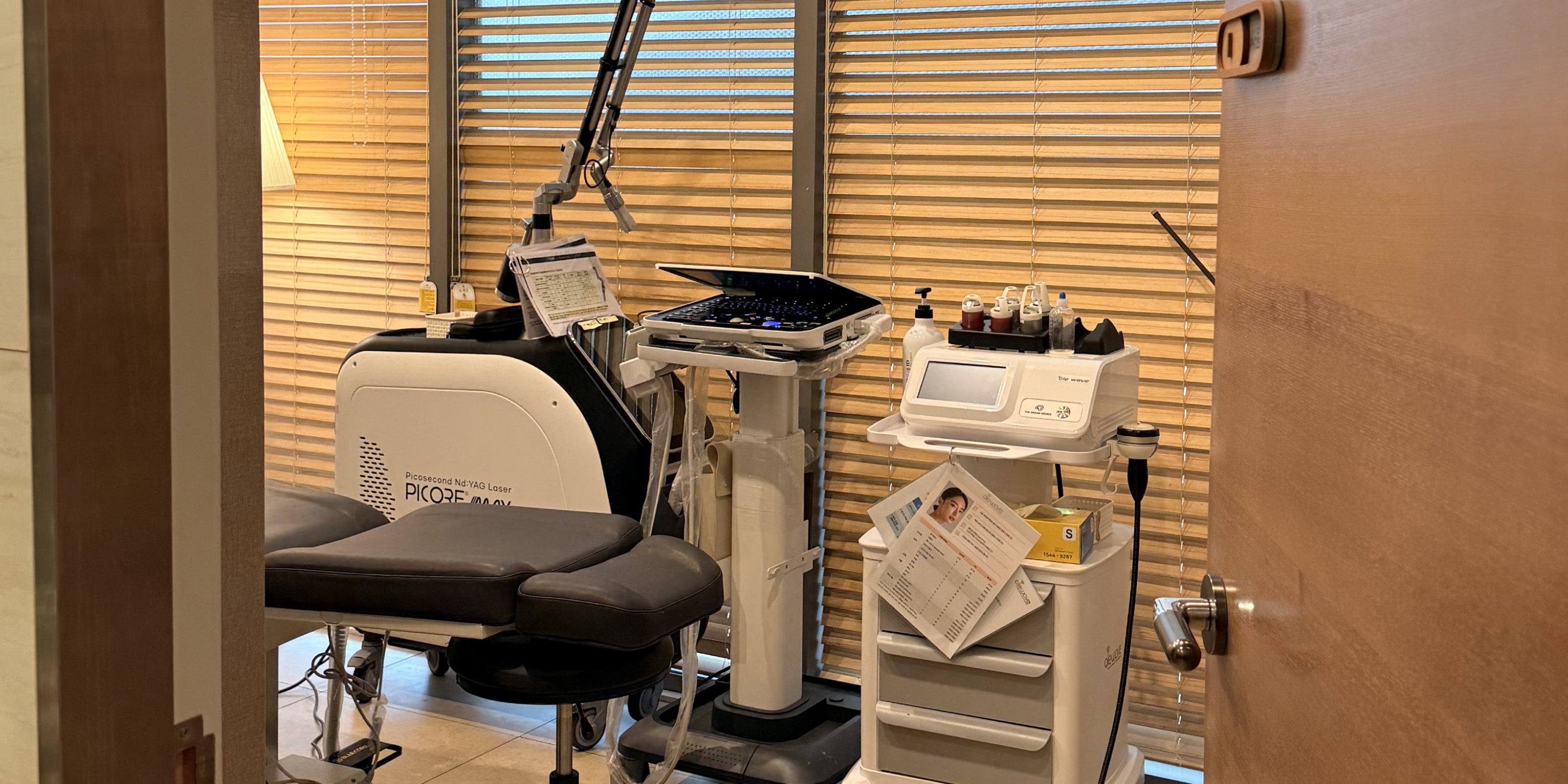 A vertical photo of Dr. Yu Hyemi’s medical devices in Bio Plastic Surgery.slider_item_BeDNWF