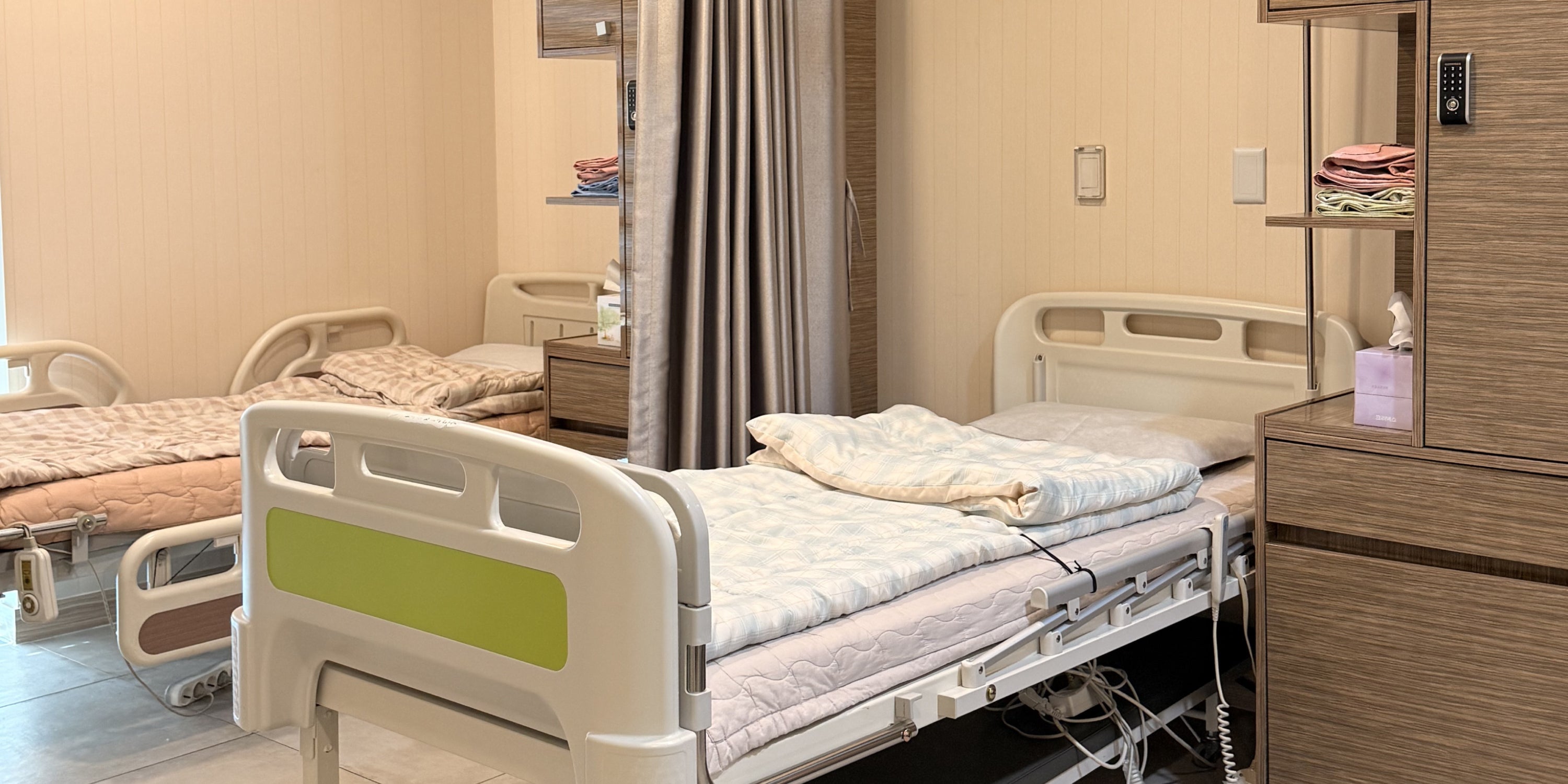 Recovery room of Bio Plastic Surgery with two beds and medical equipment.slider_item_8e8qKe